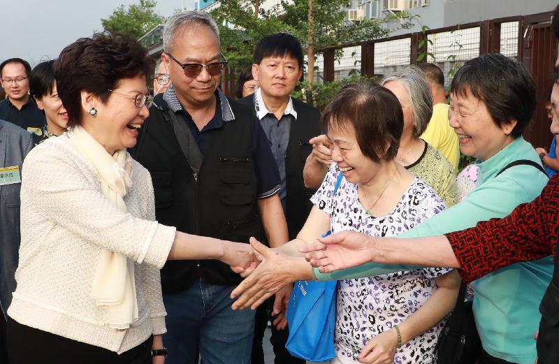 The Chief Executive, Mrs Carrie Lam, attended the opening ceremony of the Central and Western District Promenade - Western Wholesale Food Market Section today (April 28). Photo shows Mrs Lam (first left) greeting the other visitors while touring the promenade.