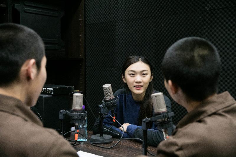 The Correctional Services Department (CSD) today (April 29) released a video entitled "High Not Unreachable". Photo shows Hong Kong high jump athlete Cecilia Yeung, who took part in the video, talking with persons in custody at a studio in Pik Uk Correctional Institution.

