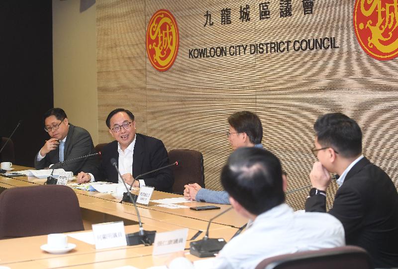 The Secretary for Innovation and Technology, Mr Nicholas W Yang (second left), meets with members of Kowloon City District Council (KCDC) today (April 30). Next to Mr Yang are the Chairman of KCDC, Mr Pun Kwok-wah (third left), and the District Officer (Kowloon City), Mr Franco Kwok (first left).