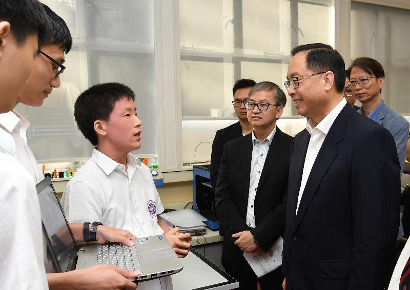 The Secretary for Innovation and Technology, Mr Nicholas W Yang (second right), chats with students at Pui Ching Middle School today (April 30) to better understand their learning experience in science, technology, engineering and mathematics (STEM) activities.