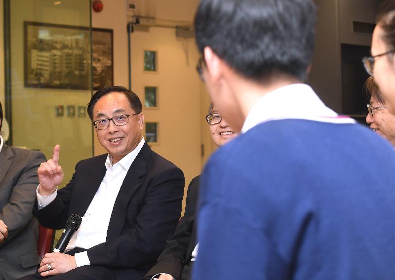 The Secretary for Innovation and Technology, Mr Nicholas W Yang (first left), today (April 30) joins a sharing session with members of the Kowloon City Youth Network Y-Dragon Programme to talk about their experience on a study and exploration tour to Beijing, Jiuquan and Xi'an to learn about aerospace, history and economy.