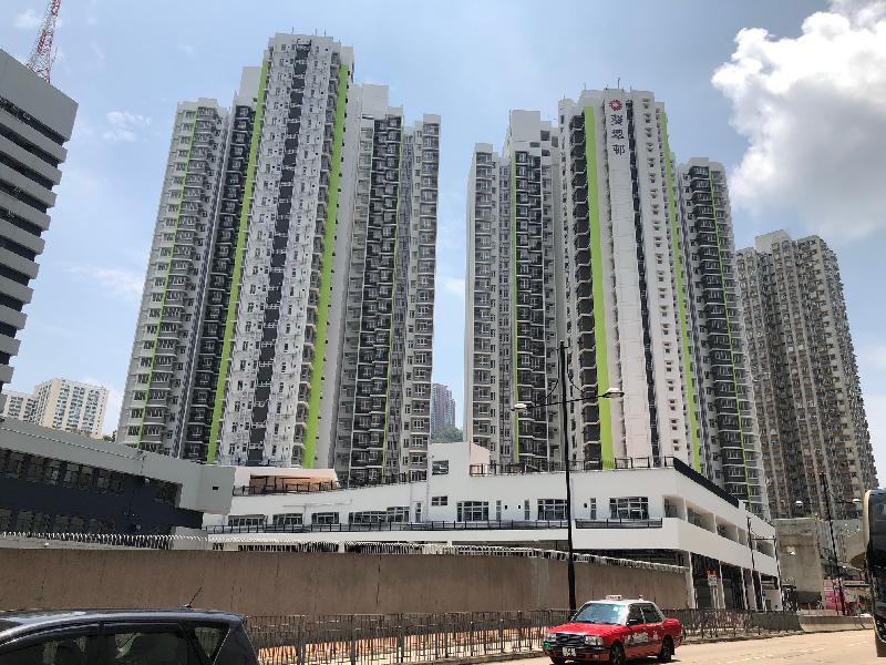The intake of residents into the two public rental housing blocks at Kwai Tsui Estate, Kwai Chung, started today (April 30).