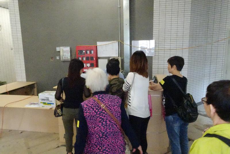 The intake of residents into the two public rental housing blocks at Kwai Tsui Estate, Kwai Chung, started today (April 30). Photo shows residents completing the intake formalities.
