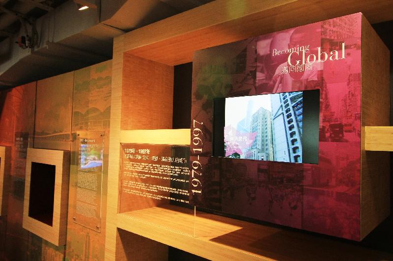 展城館於本月增設「展．望兩世紀」新展區，並由明日（五月一日）起延長開放時間。圖為回顧香港城市規劃發展歷史的展品。