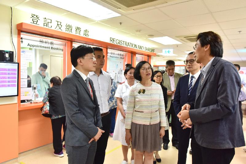 The Secretary for Food and Health, Professor Sophia Chan (centre), today (May 2) inspects Lady Trench General Out-patient Clinic to understand the out-patient service needs in the district and the future development of the clinic.