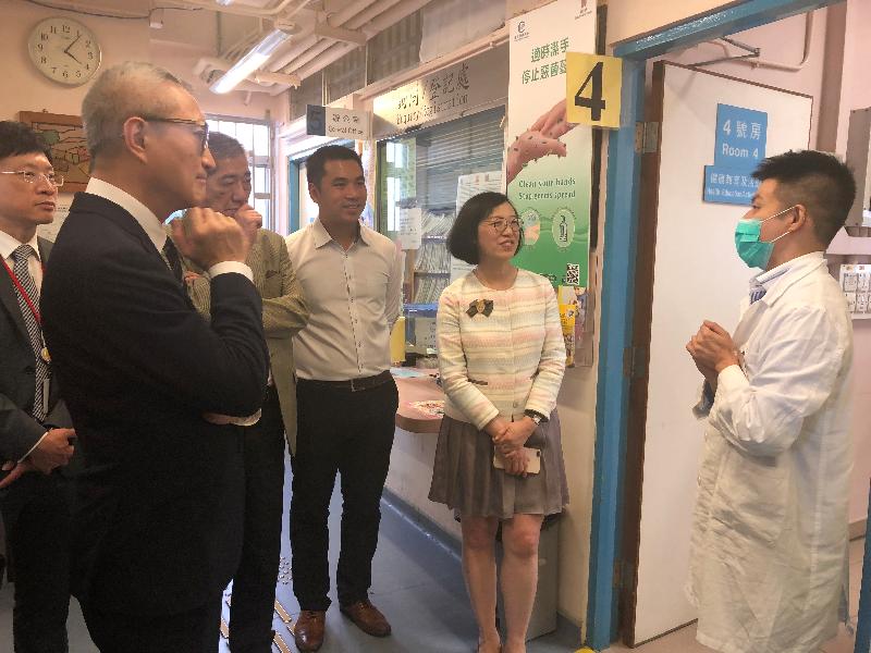 The Secretary for Food and Health, Professor Sophia Chan (second right), today (May 2) inspects the Tsuen Wan Elderly Health Centre located at Lady Trench General Out-patient Clinic. Looking on are the Under Secretary for Food and Health, Dr Tsui Tak-yi (second left); the Chairman of the Tsuen Wan District Council (TWDC), Mr Chung Wai-ping (third left); and the Vice Chairman of the TWDC, Mr Wong Wai-kit (fourth left).