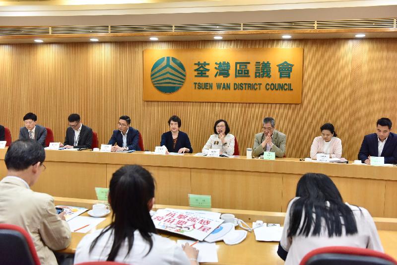 The Secretary for Food and Health, Professor Sophia Chan (fourth right), today (May 2) meets with Tsuen Wan District Council members to listen to their views on matters related to environmental hygiene and healthcare services in the district.