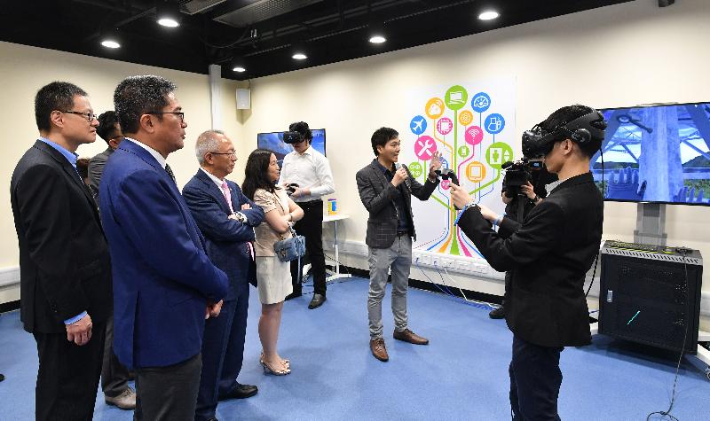 发展局局长黄伟纶今日（五月三日）到访东区。图示黄伟纶（左二）参观香港专业教育学院（柴湾）的虚拟实境（VR）及扩增实境（AR）技术工作坊。
