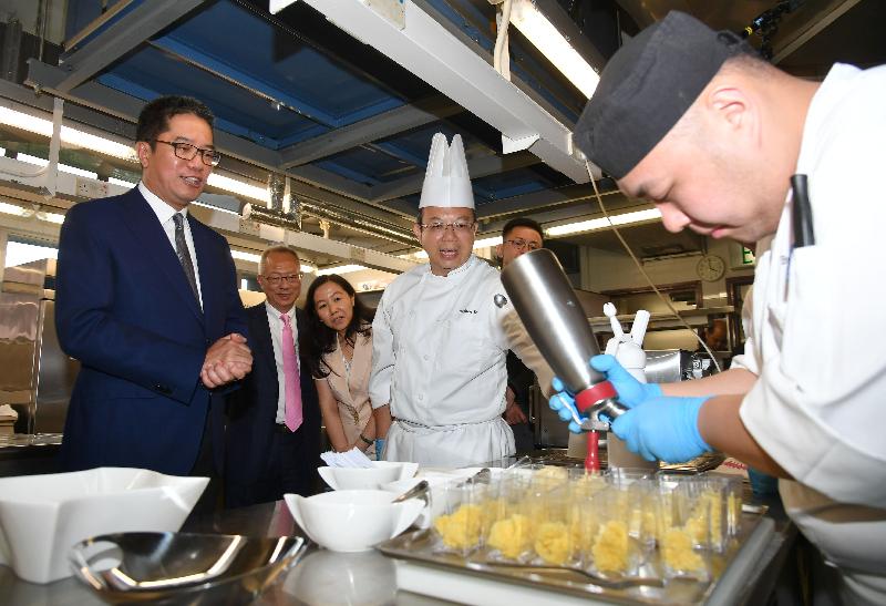 发展局局长黄伟纶今日（五月三日）到访东区。图示黄伟纶（左一）参观香港专业教育学院（柴湾）的训练餐厅及厨房。