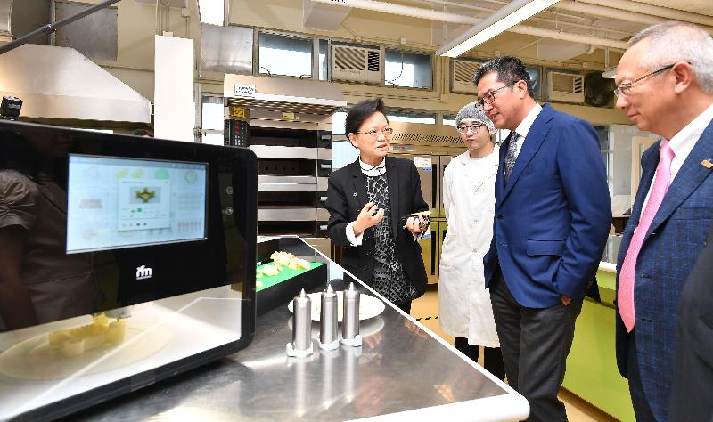 发展局局长黄伟纶今日（五月三日）到访东区。图示黄伟纶（右二）参观香港专业教育学院（柴湾）的食物科技制造实验室。