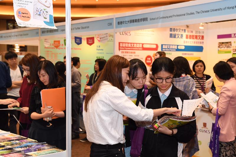 The Education Bureau is holding the Information Expo on Multiple Pathways 2018 today (May 4) and tomorrow (May 5) at the Kowloonbay International Trade & Exhibition Centre. Information on various articulation opportunities will be provided for secondary school graduates to better prepare them to plan for further studies and career paths. Members of the public can visit the exhibition booths at the Information Expo on Multiple Pathways 2018 to acquire information on further studies and career pathways.