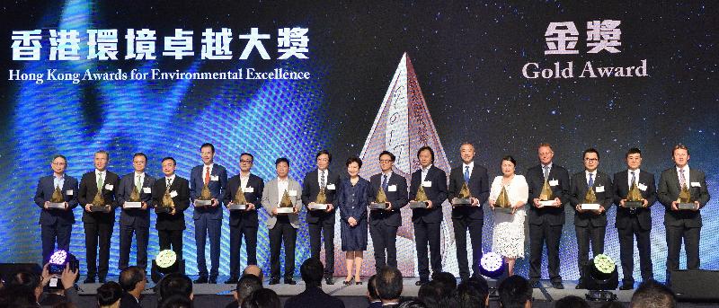 The Chief Executive, Mrs Carrie Lam (centre), is pictured with representatives of winning organisations of the Gold Award at the 2017 Hong Kong Awards for Environmental Excellence Presentation Ceremony at the Hong Kong Convention and Exhibition Centre today (May 4).