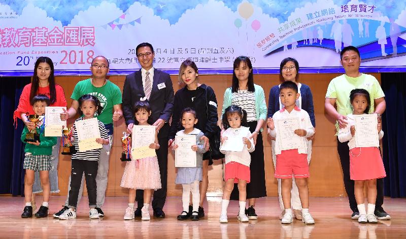 The Secretary for Education, Mr Kevin Yeung (back row, third left), presents prizes to the winners of the QEF 20th anniversary e-memoir cover colouring competition at the Quality Education Fund Exposition 2018 opening and prize presentation ceremony today (May 4).