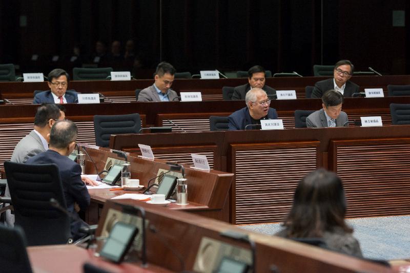 Members of the Legislative Council and the Central and Western District Council exchange views on issues relating to the environmental hygiene of the Central and Western District today (May 4).
