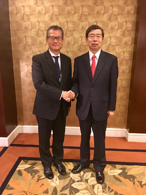 The Financial Secretary, Mr Paul Chan (left), today (May 5) met with the President of the Asian Development Bank (ADB) and Chairperson of the ADB's Board of Directors, Mr Takehiko Nakao (right), during the 51st Annual Meeting of the ADB in Manila, the Philippines.
