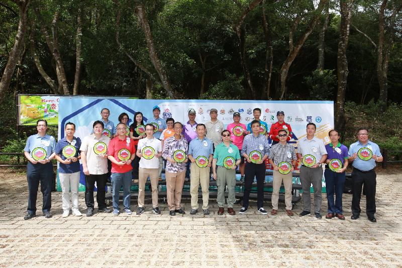 The Civil Aid Service held a launch ceremony for the Mountaineering Safety Promotion Campaign 2018 with several government departments and mountaineering organisations at Ma On Shan Country Park today (May 6).  Photo shows officiating guests at the ceremony.