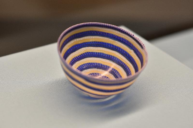 A major exhibition of the Hong Kong Museum of History entitled "An Age of Luxury: the Assyrians to Alexander" will be open to the public from tomorrow (May 9). Photo shows a bowl made by recreating ancient glass working techniques. (Collection of the British Museum.)