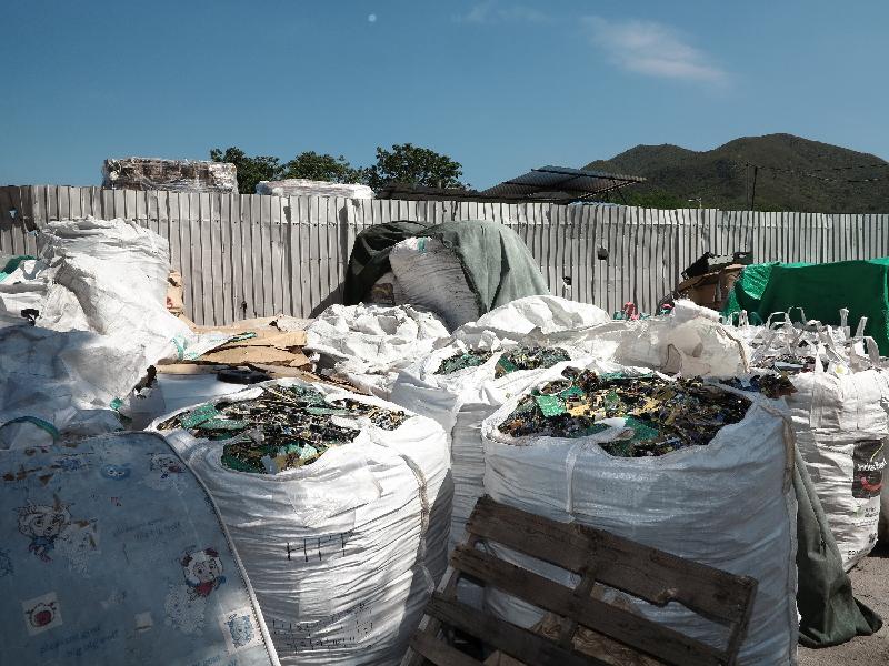环境保护署于去年九月及十月的执法行动中，在北区打鼓岭一个回收场检获有害电子废物。