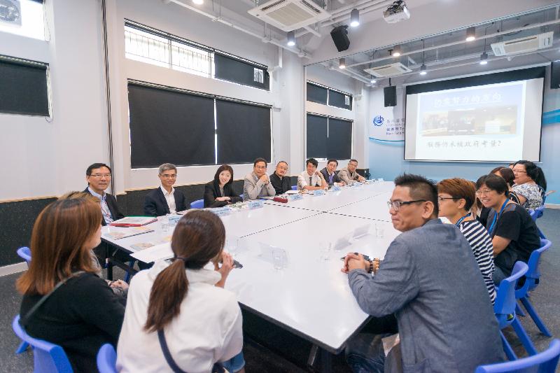 Legislative Council Members today (May 8) visit On Tat Estate in Kwun Tong and are told about the problems faced by residents of the new public rental housing estate in the new living environment.