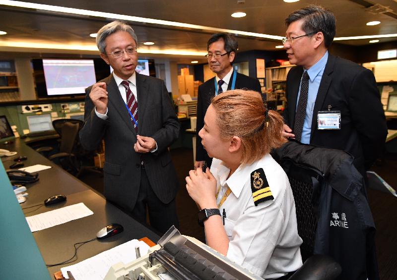 公務員事務局局長羅智光今日（五月九日）到訪海事處。圖示羅智光（左一）聆聽同事講解海上救援協調中心的運作情況。