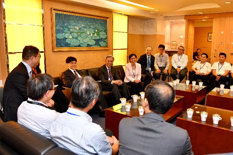 公務員事務局局長羅智光（右七）今日（五月九日）到訪海事處，與部門各職系的員工代表茶敍，就他們關注的事宜交換意見。