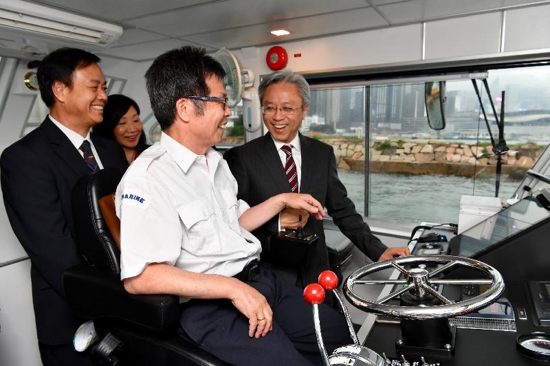 公务员事务局局长罗智光今日（五月九日）到访海事处。图示罗智光（右一）在一艘海事处巡逻船上了解前线同事的巡察职务。