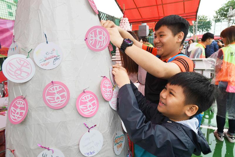 「攀爬嘉年华」星期日（五月十三日）下午在长洲北帝庙游乐场足球场举行，市民可在场内的「许愿包山」挂上许愿卡。