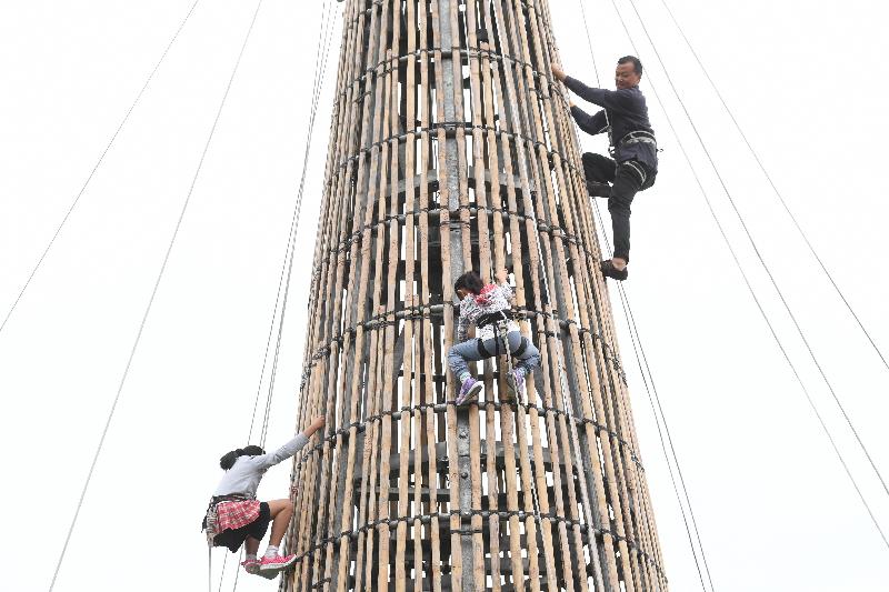 The Cheung Chau Climbing Carnival will be held at the soccer pitch of Pak Tai Temple Playground, Cheung Chau, this Sunday afternoon (May 13). Interested members of the public who are at least 1 metre in height can participate in the bun tower climbing activity by making an on-site application. They can then climb the 14-metre-tall bun tower set up for the Bun Scrambling Competition to experience the fun of climbing.
