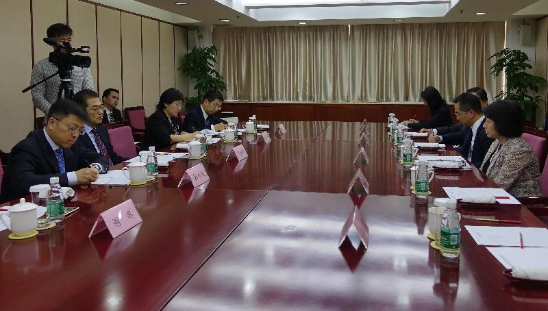 律政司司長鄭若驊資深大律師（右一）今日（五月十日）聯同香港法律和爭議解決業界人士在北京與國務院國有資產監督管理委員會副主任翁杰明（左二）會面。