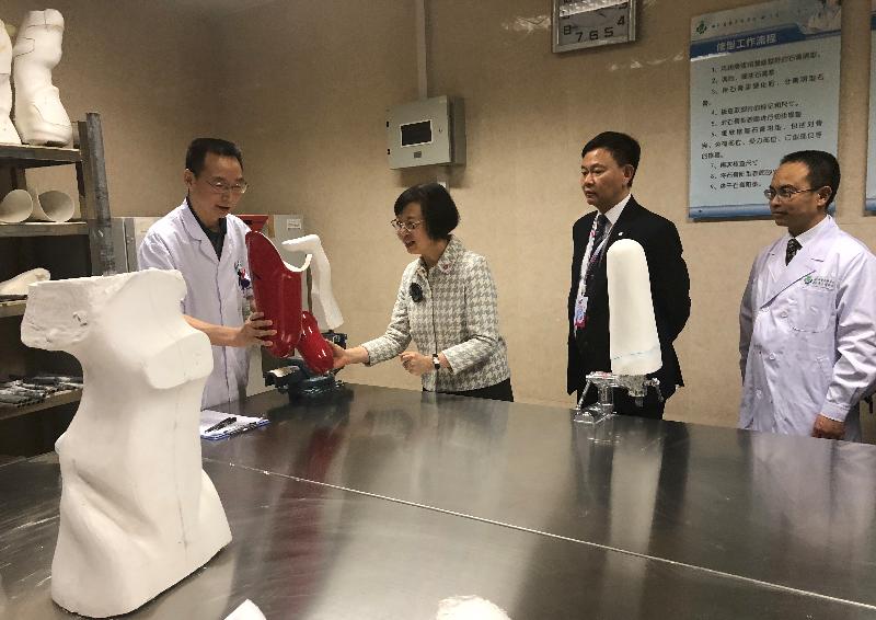 The Secretary for Food and Health, Professor Sophia Chan, who is accompanying the Chief Executive, Mrs Carrie Lam, on a trip to Sichuan, today (May 11) led a delegation to visit the Sichuan-Hong Kong Rehabilitation Centre and the Traditional Chinese Medicine Hospital of Sichuan Province. Photo shows Professor Chan (second left) and the delegation visiting the Sichuan-Hong Kong Rehabilitation Centre. Looking on is the Chief Executive of the Hospital Authority, Dr Leung Pak-yin (second right).

