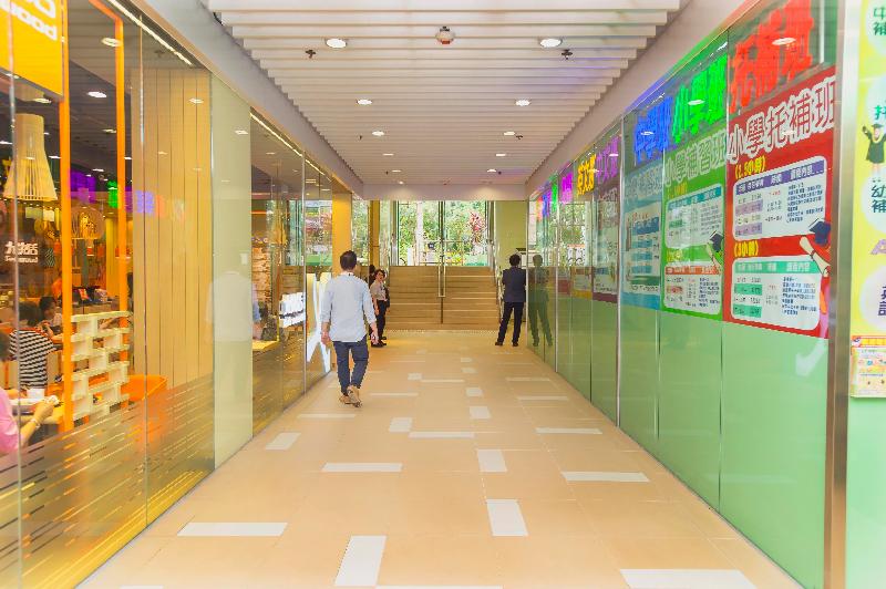 香港房屋委员会辖下商业楼宇小组委员会多名委员今日（五月十一日）参观三个房委会商场。图示沙田博康商场增设的新入口及走廊通道。