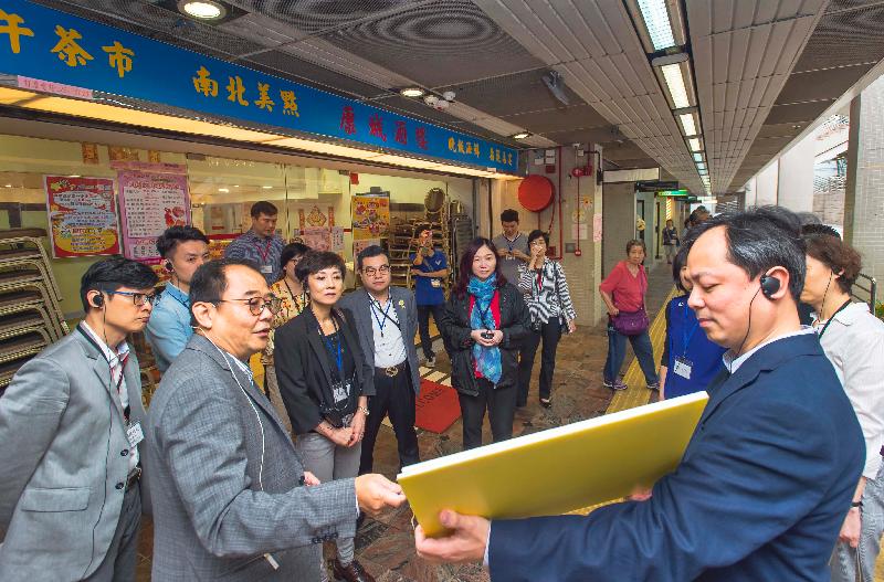 Members of the Hong Kong Housing Authority's (HA) Commercial Properties Committee (CPC) today (May 11) visited three HA shopping centres. Photo shows CPC members listening to a briefing by a Housing Department official on the improvement works at Pok Hong Shopping Centre in Sha Tin completed last year.