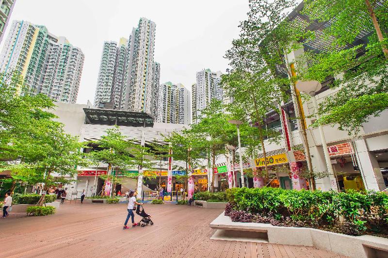 Members of the Hong Kong Housing Authority's (HA) Commercial Properties Committee today (May 11) visited three HA shopping centres. Photo shows the Ching Long Shopping Centre, Kowloon City, which has adopted a "roadside shops" layout, offering the residents of Kai Ching Estate and Tak Long Estate diverse retail services and restaurants.