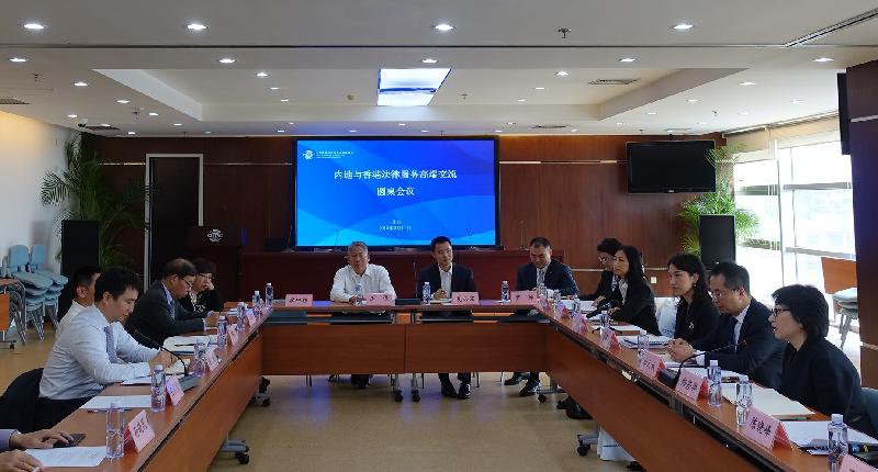 律政司司长郑若骅资深大律师（右一）今日（五月十一日）与香港法律和争议解决业界人士在北京，出席由中国国际经济贸易仲裁委员会举办的圆桌会议。