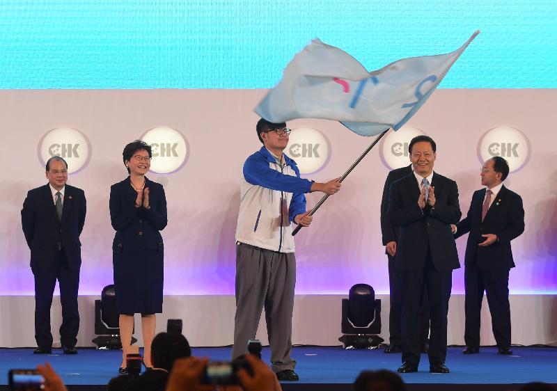 The Chief Executive, Mrs Carrie Lam, attended the Hong Kong-Sichuan Exchange Conference on Investment and Trade Co-operation in Chengdu today (May 11). Photo shows Mrs Lam (second left) and the Secretary of the CPC Sichuan Provincial Committee, Mr Peng Qinghua (second right), officiating at the flag presentation ceremony of "Ba-Shu Cultural Exchange for Young People of Hong Kong". Also pictured are the Chief Secretary for Administration, Mr Matthew Cheung Kin-chung (first left), and the Director of the Liaison Office of the Central People's Government in the Hong Kong Special Administrative Region, Mr Wang Zhimin (first right).