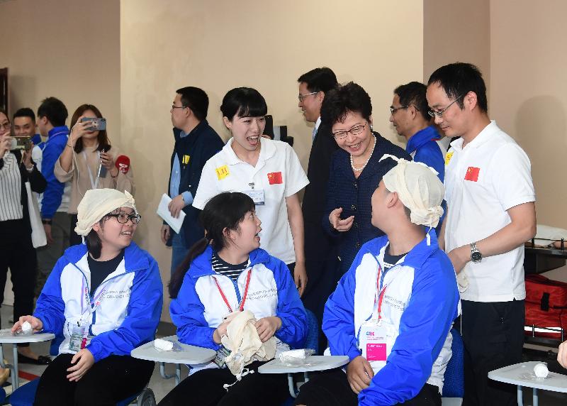 The Chief Executive, Mrs Carrie Lam, visits the Sichuan University-The Hong Kong Polytechnic University Institute for Disaster Management and Reconstruction in Chengdu this afternoon (May 11). Photo shows Mrs Lam chatting with students.
