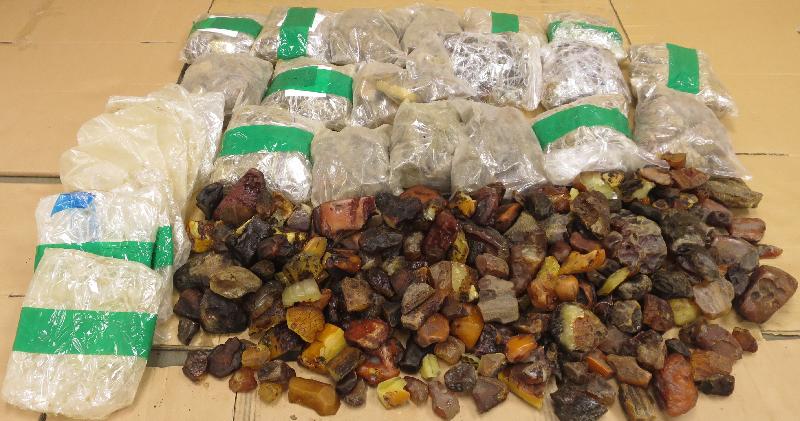 香港海关昨日（五月十一日）在深圳湾管制站检获约五十公斤怀疑走私琥珀原石，估计市值约一百五十万元。