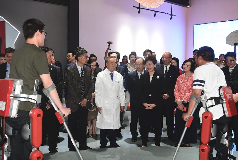 The Chief Executive, Mrs Carrie Lam, visited the University of Electronic Science and Technology of China in Chengdu this morning (May 12). Photo shows Mrs Lam (fifth right); the Chief Secretary for Administration, Mr Matthew Cheung Kin-chung (sixth right); and the Secretary for Food and Health, Professor Sophia Chan (third right), receiving a briefing on the assistive device for paralysed patient.