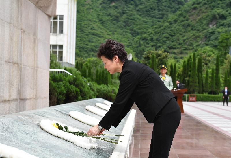 The Chief Executive, Mrs Carrie Lam, presents flower at a ceremony in commemoration of the massive Wenchuan earthquake at the former Xuankou Middle School in Yingxiu Town, Wenchuan County, Sichuan this afternoon (May 12).