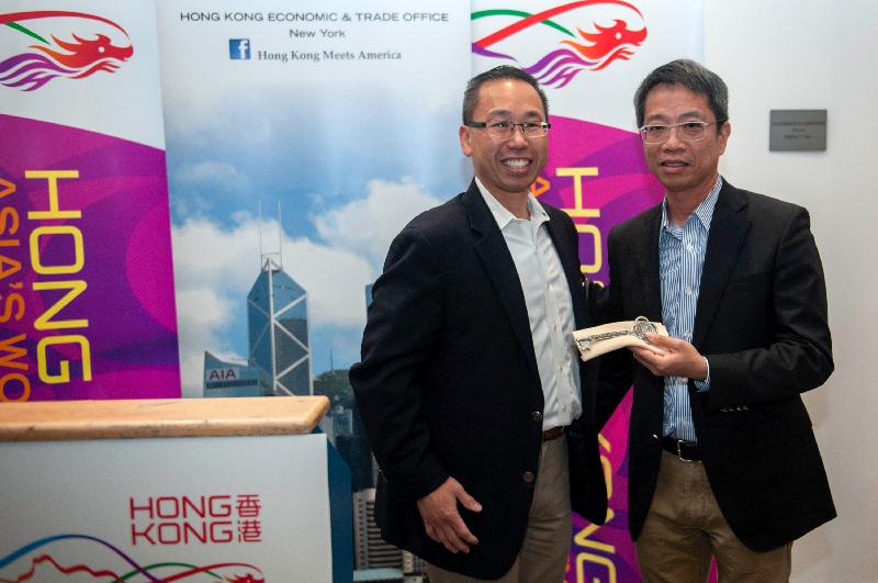 The Mayor of Cranston, Mr Allan Fung (left), presents the key to Cranston to the Commissioner for Economic and Trade Affairs, USA, Mr Clement Leung, at the welcome reception hosted by the Hong Kong Economic and Trade Office in New York on May 13 (Newport, Rhode Island time).
