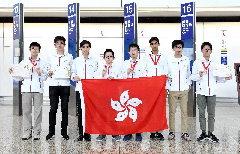 八名中學生代表香港參加五月六至十二日在越南河內舉行的第十九屆亞洲物理奧林匹克，表現出色。他們是（由左至右）謝卓軒、文禮信、劉海栢、劉思進、鄒駿宏、Gaurav Arya、梁捷、李達生。