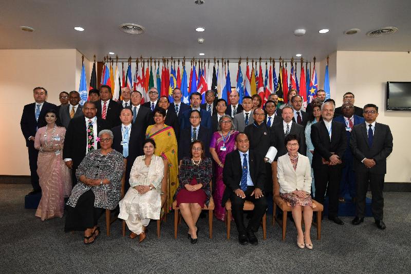 行政長官林鄭月娥今日（五月十四日）在泰國曼谷出席聯合國亞洲及太平洋經濟社會委員會第七十四屆會議部長級會議的開幕環節。圖示林鄭月娥（前排右一）與（前排左起）薩摩亞副總理Fiame Naomi Mataafa、聯合國副秘書長暨亞太經社會執行秘書沙姆沙德‧阿赫塔爾博士、馬紹爾群島總統及新任聯合國亞太經社會第七十四屆會議主席 Hilda Heine、基理巴斯總統暨外交及入境部長Taneti Maamau及其他與會者合照。