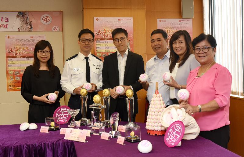 The 2018 Bun Carnival will stage its grand finale, the Bun Scrambling Competition, at the soccer pitch of Pak Tai Temple Playground in Cheung Chau in the night of May 22 (Tuesday). Pictured from left are Senior Transport Officer of the Transport Department Miss Florence Ho; the Divisional Commander (Cheung Chau) of the Hong Kong Police Force, Mr Wilson Ng; the Assistant District Officer (Islands), Mr Benjamin Au; the Chairman of the Hong Kong Cheung Chau Bun Festival Committee, Mr Yung Chi-ming; the Chief Leisure Manager (New Territories West) of the Leisure and Cultural Services Department, Ms Fanny Ho; and member of the Islands District Council Ms Lee Kwai-chun displaying the buns and trophies for the winners of the Competition at a press conference today (May 15).