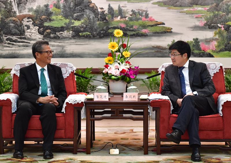 The Financial Secretary, Mr Paul Chan, started his visit to Hangzhou today (May 15). Photo shows Mr Chan (left) calling on the Vice Governor of Zhejiang Province, Mr Zhu Congjiu (right), in the evening.