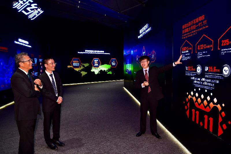 The Financial Secretary, Mr Paul Chan, started his visit to Hangzhou today (May 15). Photo shows Mr Chan (first left) visiting Alibaba Group in the afternoon, in the company of Ant Financial's Chief Technology Officer and International Business Group Chief Operating Officer, Mr Cheng Li (second left).