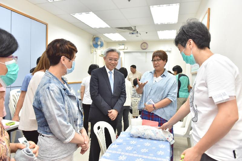 公務員事務局局長羅智光今日（五月十六日）到訪北區。圖示羅智光（中）在香港婦聯廖湯慧靄綜合服務中心與參與訓練課程的學員交談。