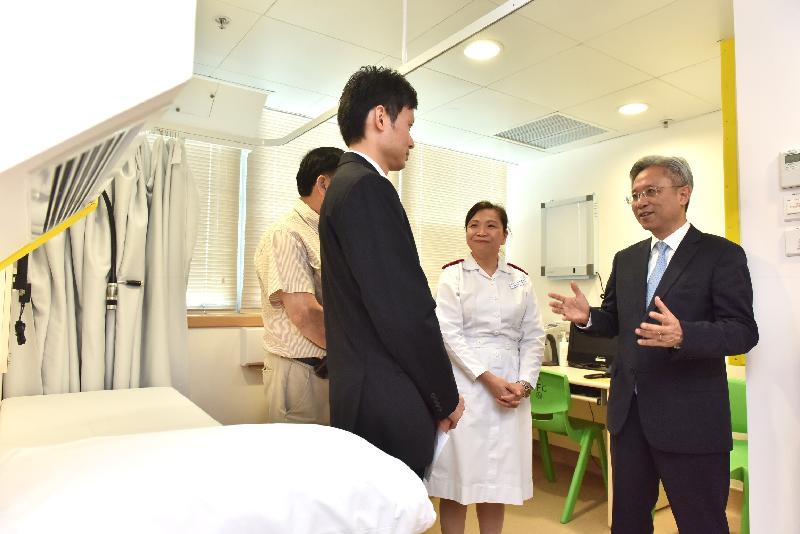 The Secretary for the Civil Service, Mr Joshua Law, visited North District today (May 16). Photo shows Mr Law (first right) learning more about the facilities and services of Fanling Families Clinic.