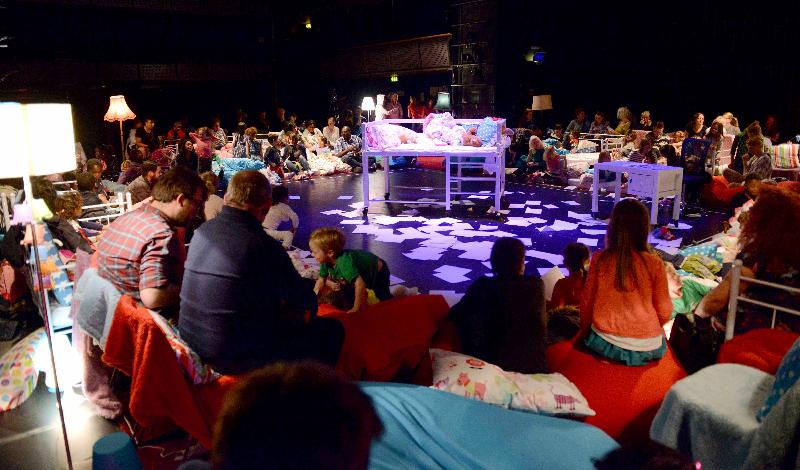 由於觀眾反應熱烈，暑期大型藝術節「國際綜藝合家歡」六個舞台節目將分別加場，包括英國沖天飛劇團的多媒體雜技劇場《唔肯瞓．四圍騰》。