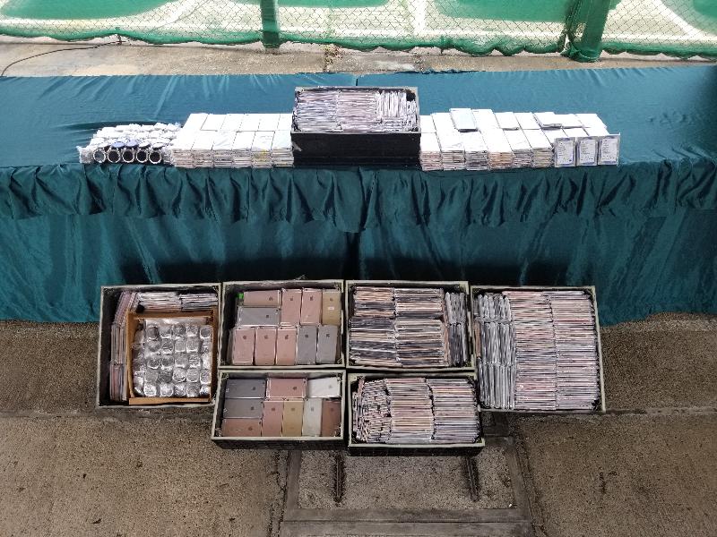 Hong Kong Customs yesterday (May 15) for the first time smashed a suspected smuggling syndicate that was using the battery case of an electric private vehicle for smuggling activity. During the operation, a total of 1 576 smartphones, 228 smart watches and 45 solid state drives with an estimated market value of about $8 million were seized.