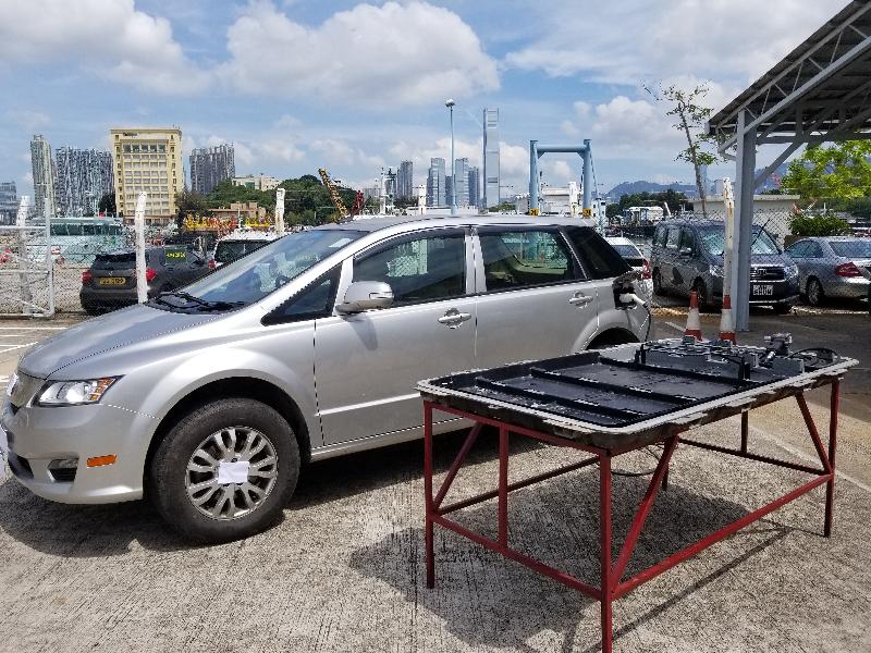 Hong Kong Customs yesterday (May 15) for the first time smashed a suspected smuggling syndicate that was using the battery case of an electric private vehicle for smuggling activity. During the operation, a total of 1 576 smartphones, 228 smart watches and 45 solid state drives with an estimated market value of about $8 million were seized.